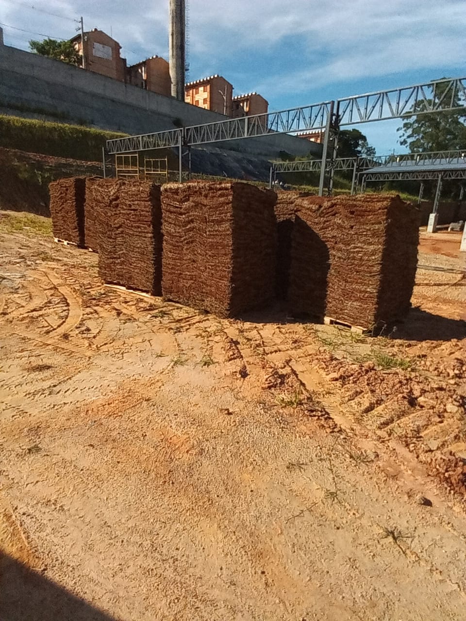 Paletes de grama empilhados